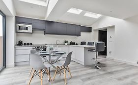 Spacious, Modern 2 Bed Apartment With Ensuites
